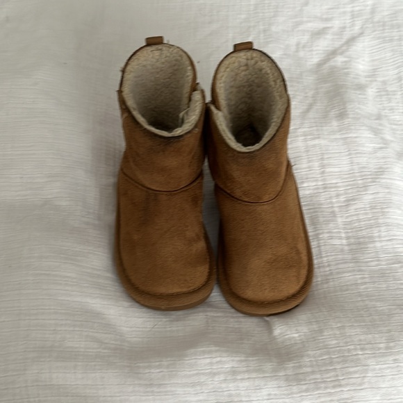 2/$20 Baby Faux Fur Suede Boots | Joe Fresh | Size 5 (baby) - Picture 2 of 4